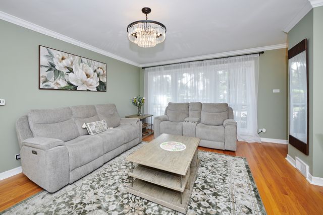 8835 National Avenue, Morton Grove, IL 60053
