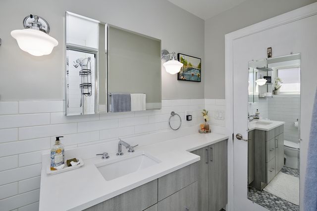 8835 National Avenue, Morton Grove, IL 60053