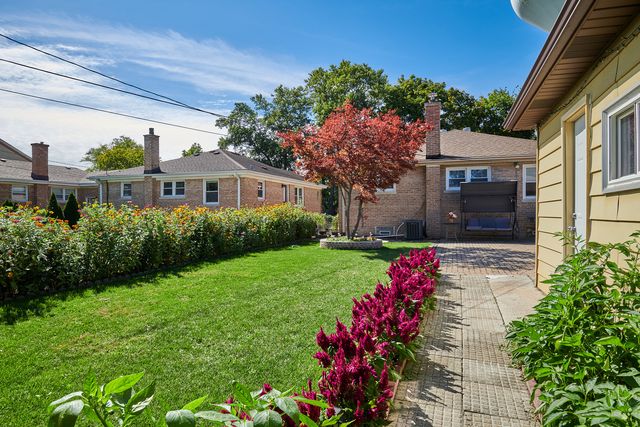 8835 National Avenue, Morton Grove, IL 60053