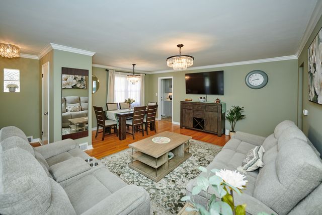 8835 National Avenue, Morton Grove, IL 60053