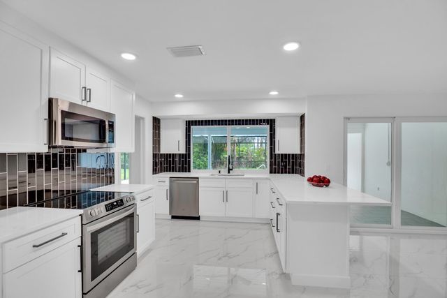 4384 SW 2nd Square SW, Vero Beach, FL 32968