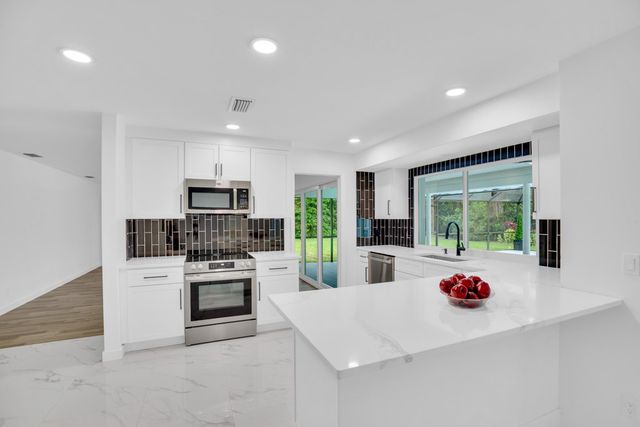 4384 SW 2nd Square SW, Vero Beach, FL 32968