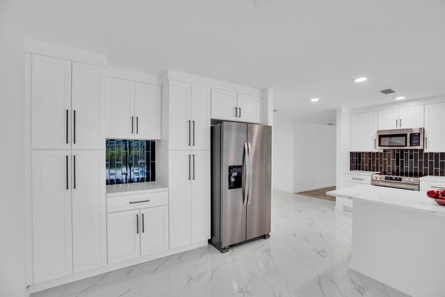 4384 SW 2nd Square SW, Vero Beach, FL 32968