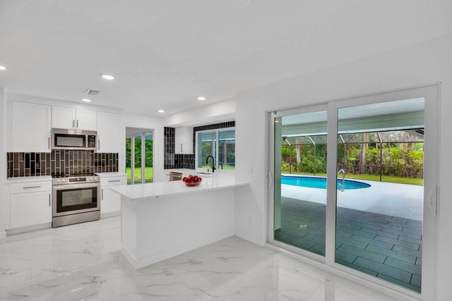4384 SW 2nd Square SW, Vero Beach, FL 32968