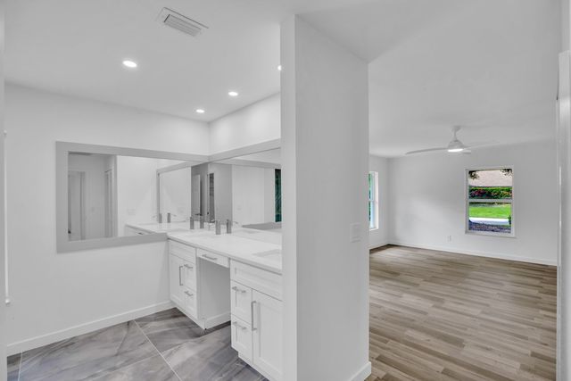 4384 SW 2nd Square SW, Vero Beach, FL 32968