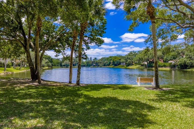 4384 SW 2nd Square SW, Vero Beach, FL 32968
