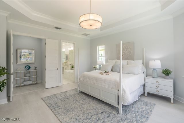 5060 Martinique DR, Naples, FL 34113