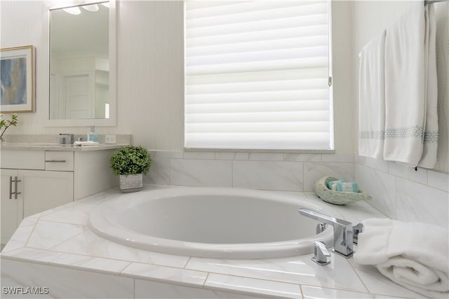 5060 Martinique DR, Naples, FL 34113