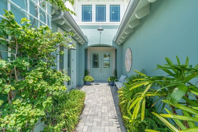 5060 Martinique DR, Naples, FL 34113