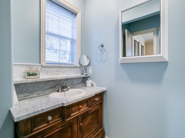610 E Texas Street, Grapevine, TX 76051
