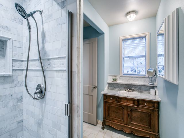 610 E Texas Street, Grapevine, TX 76051