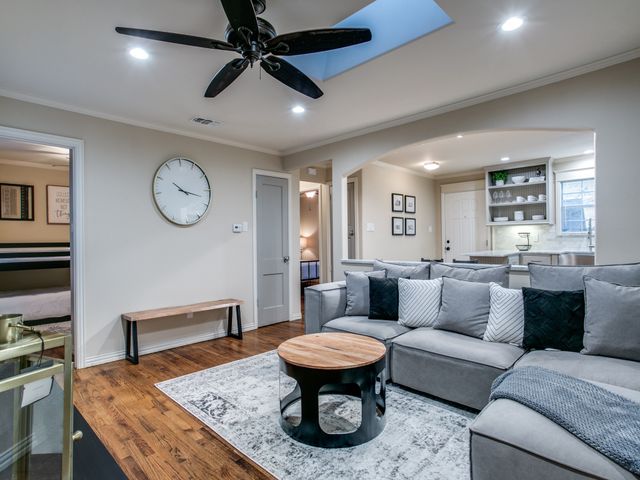 610 E Texas Street, Grapevine, TX 76051