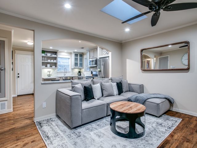 610 E Texas Street, Grapevine, TX 76051