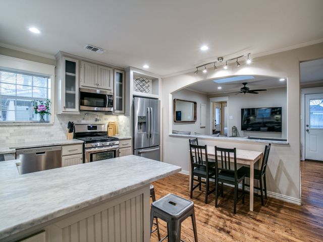 610 E Texas Street, Grapevine, TX 76051