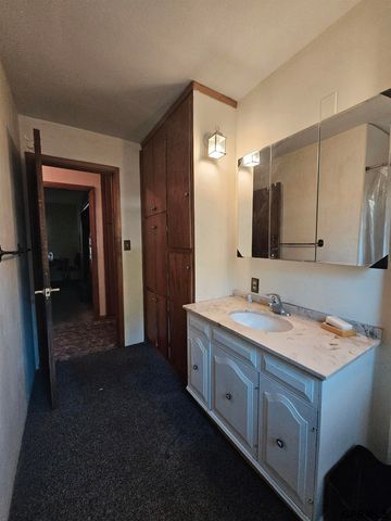 2419 Grand Island Avenue, Grand Island, NE 68803