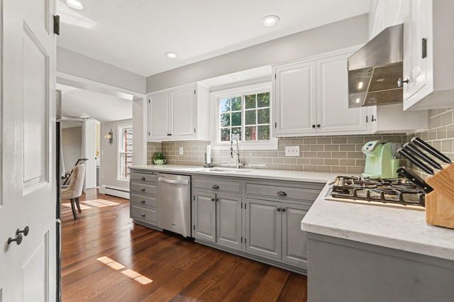 932 Floral Avenue Se, East Grand Rapids, MI 49506