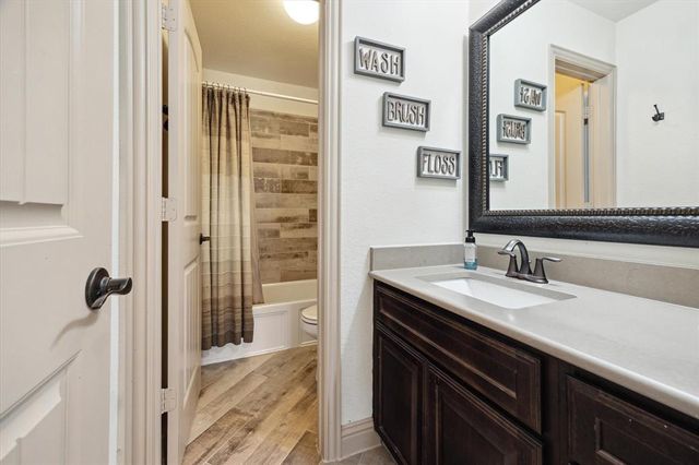 2325 Vineyard Terrace Lane, League City, TX 77573