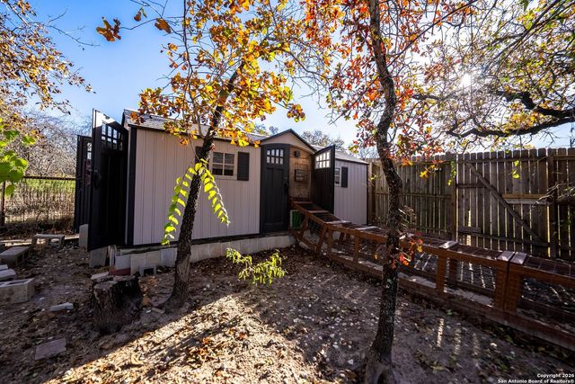 525 Enchanted Oak Dr, La Vernia, TX 78121