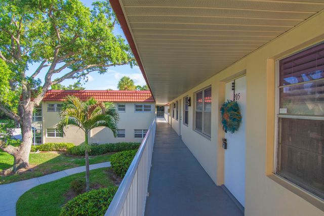 17 Vista Palm Lane 205, Vero Beach, FL 32962