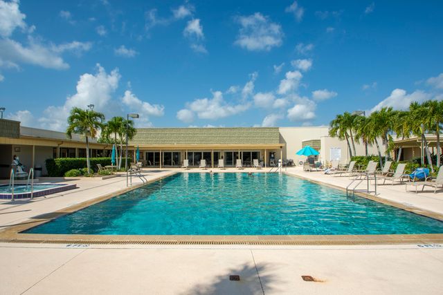 17 Vista Palm Lane 205, Vero Beach, FL 32962