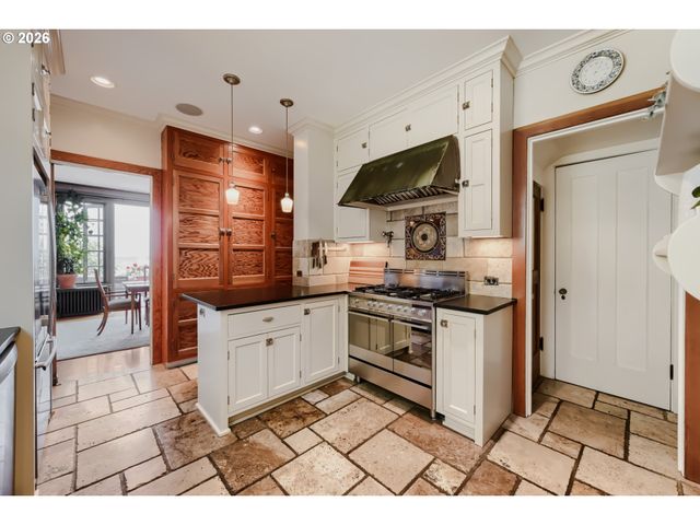 2833 Nw CUMBERLAND Rd, Portland, OR 97210