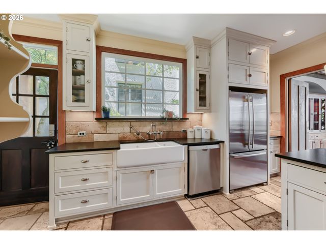 2833 Nw CUMBERLAND Rd, Portland, OR 97210