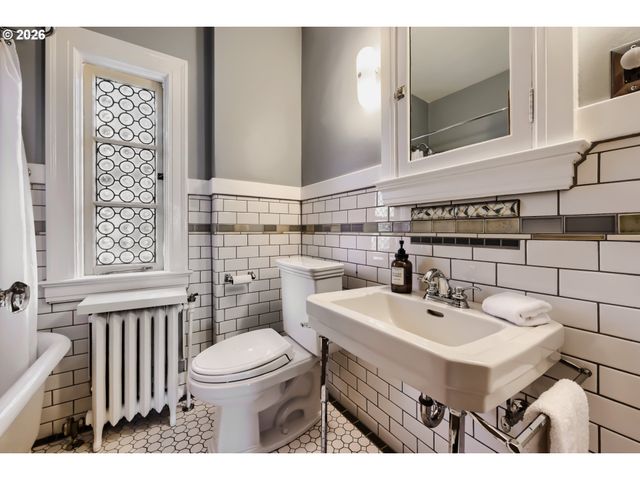 2833 Nw CUMBERLAND Rd, Portland, OR 97210