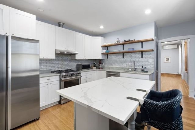 2924 W Giddings Street, Chicago, IL 60625