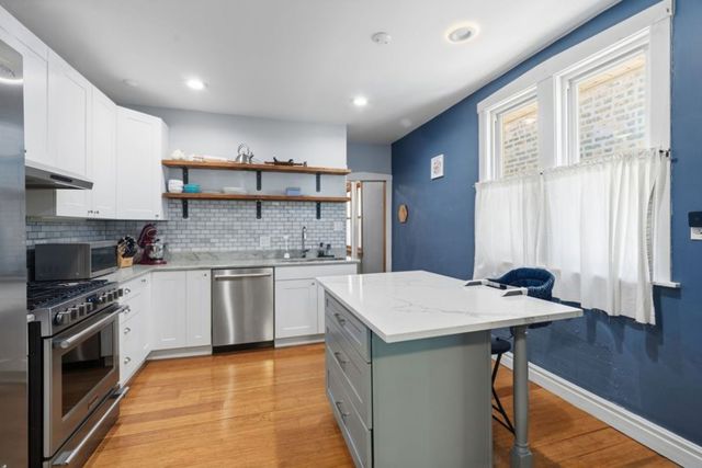 2924 W Giddings Street, Chicago, IL 60625