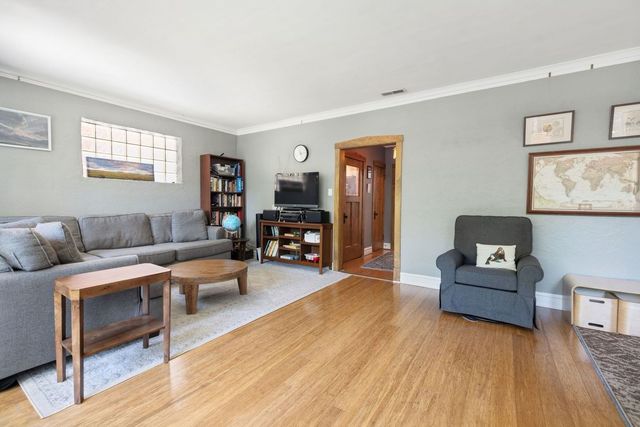 2924 W Giddings Street, Chicago, IL 60625