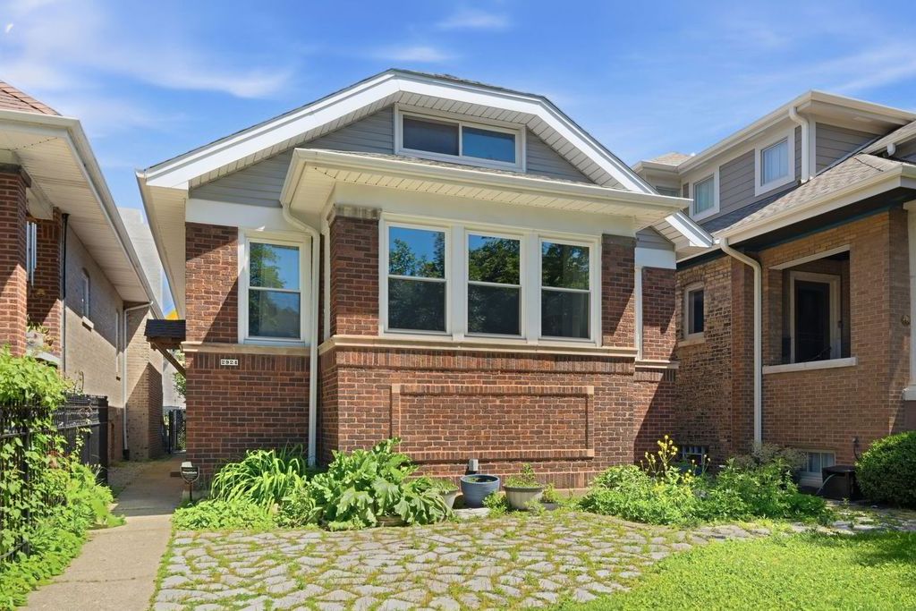 2924 W Giddings Street, Chicago, IL 60625
