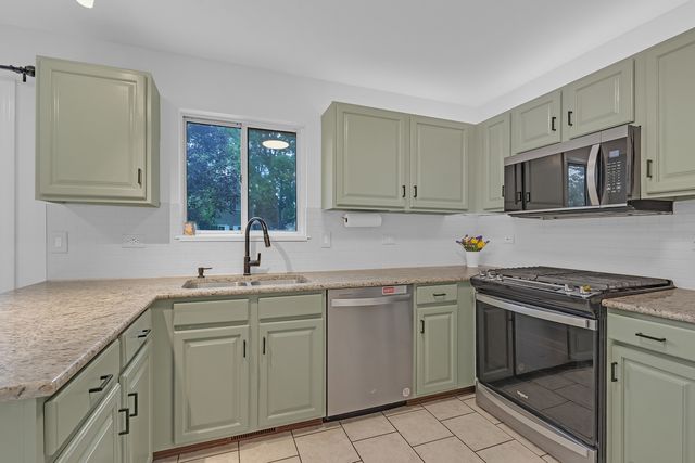 794 White Pine Circle, Lake In The Hills, IL 60156