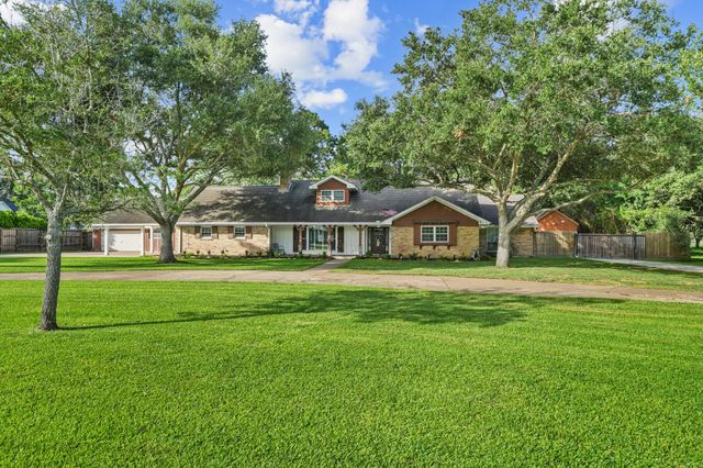 1801 Mcginnis Drive, Pearland, TX 77581