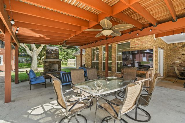 1801 Mcginnis Drive, Pearland, TX 77581