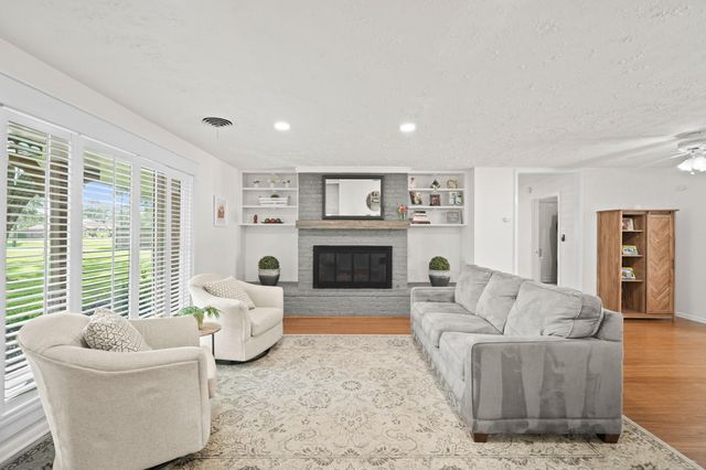 1801 Mcginnis Drive, Pearland, TX 77581