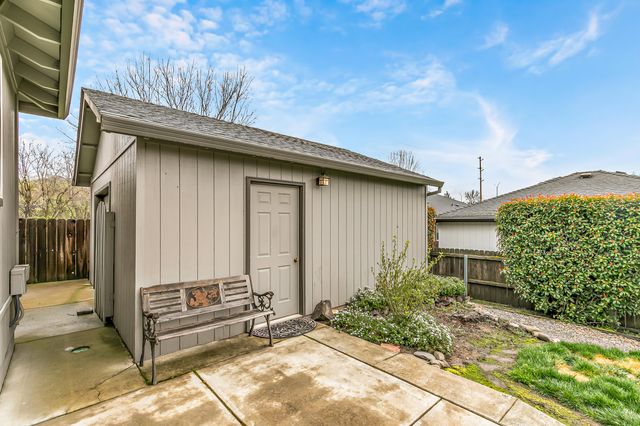 1620 Edgevale Avenue, Medford, OR 97504