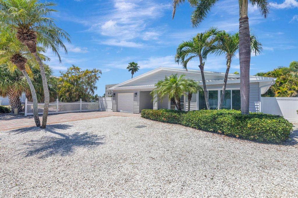 Image 5 of property listing at 308 173RD AVENUE E, North Redington Beach, FL 33708