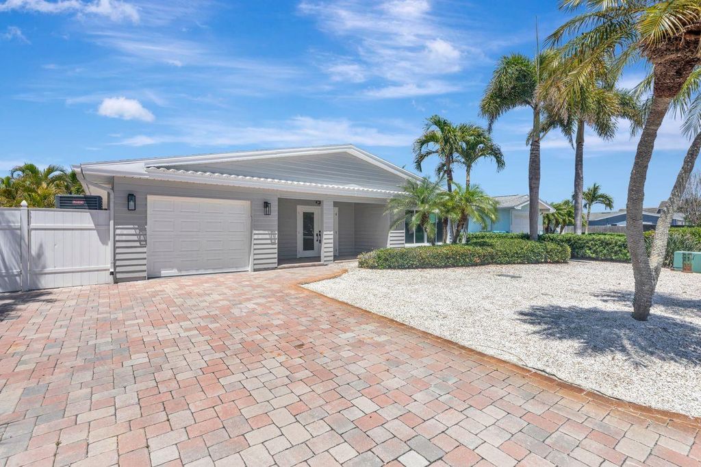 Image 6 of property listing at 308 173RD AVENUE E, North Redington Beach, FL 33708
