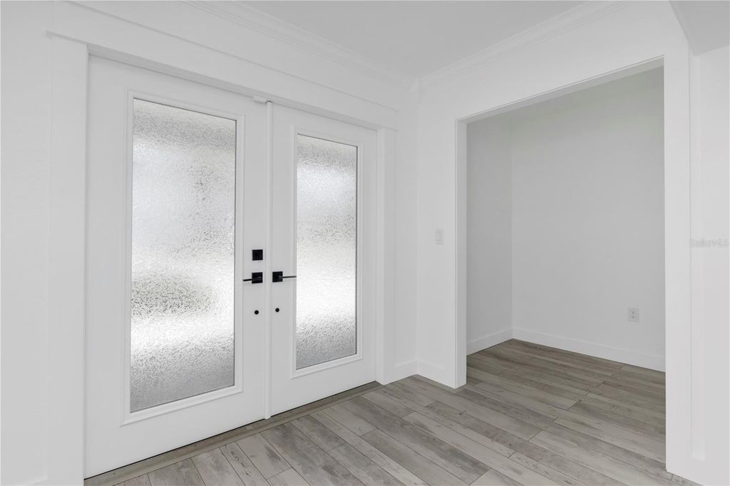 Image 7 of property listing at 308 173RD AVENUE E, North Redington Beach, FL 33708