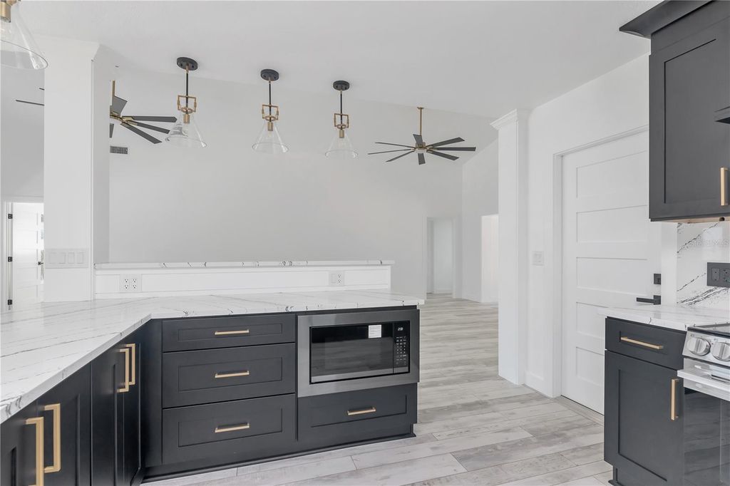 Image 10 of property listing at 308 173RD AVENUE E, North Redington Beach, FL 33708