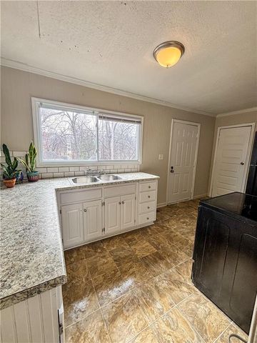 1001 NE 44th Street, Kansas City, MO 64116