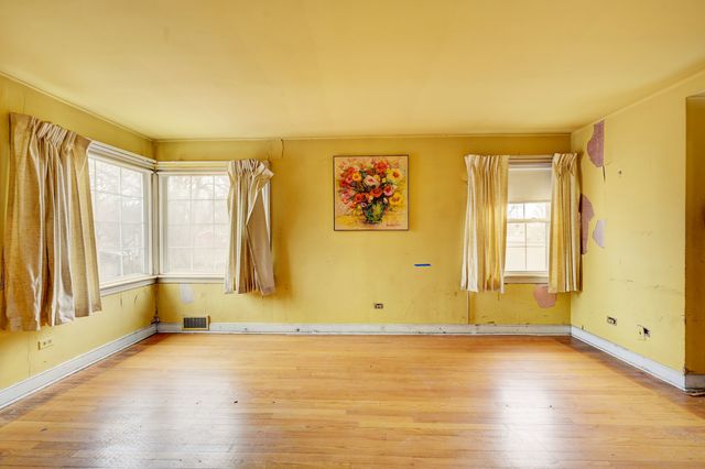 7741 S Paxton Avenue, Chicago, IL 60649