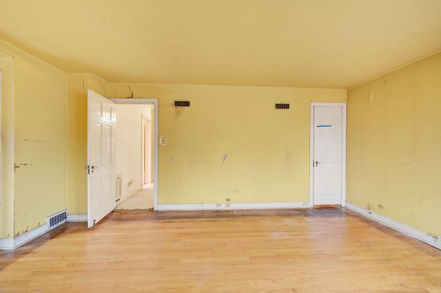 7741 S Paxton Avenue, Chicago, IL 60649