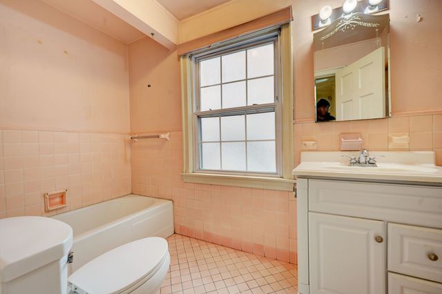 7741 S Paxton Avenue, Chicago, IL 60649