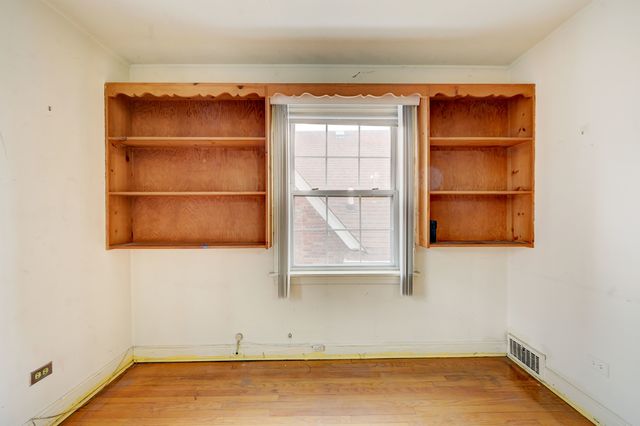 7741 S Paxton Avenue, Chicago, IL 60649