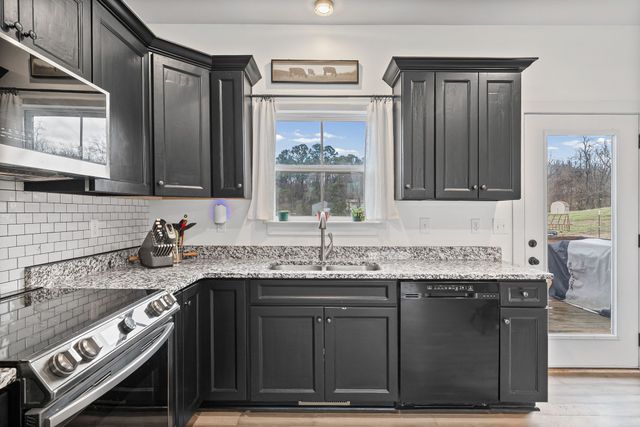 1211 N Charlotte St, Dickson, TN 37055