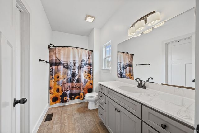 1211 N Charlotte St, Dickson, TN 37055