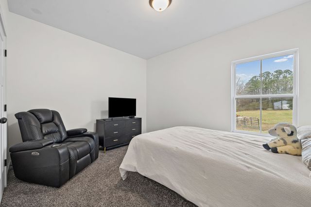 1211 N Charlotte St, Dickson, TN 37055