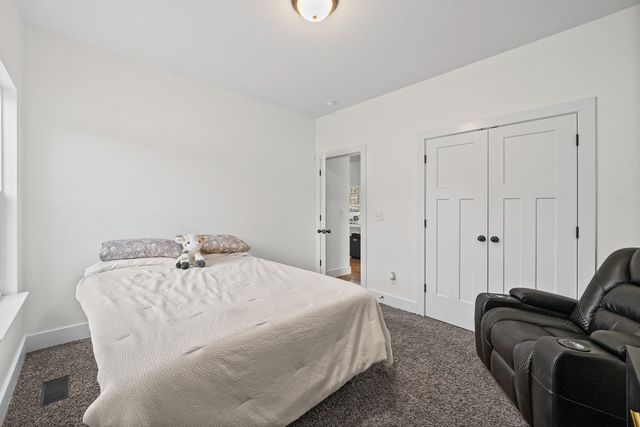 1211 N Charlotte St, Dickson, TN 37055