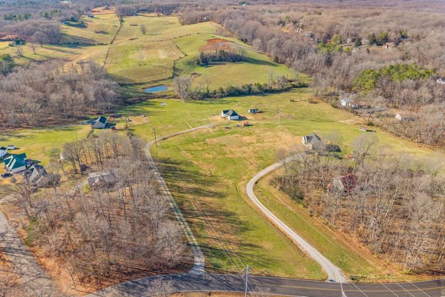 1211 N Charlotte St, Dickson, TN 37055